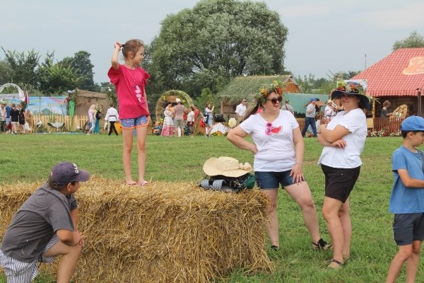 Дискотека, лазерное шоу, красочный фейерверк. Смотрите, как в Пинском районе прошел гастрономический и экологический фестиваль «Полесский вьюн»