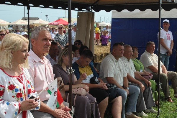 Дискотека, лазерное шоу, красочный фейерверк. Смотрите, как в Пинском районе прошел гастрономический и экологический фестиваль «Полесский вьюн»