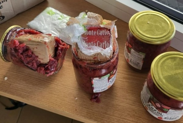 Польский велосипедист попытался провезти табачную контрабанду. Он спрятал ее в банках с борщом