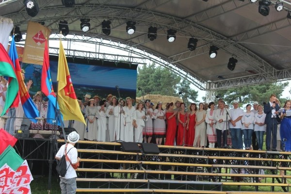 Дискотека, лазерное шоу, красочный фейерверк. Смотрите, как в Пинском районе прошел гастрономический и экологический фестиваль «Полесский вьюн»