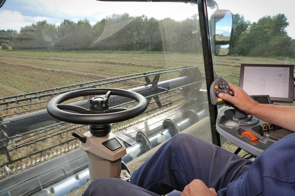 Водитель самого крутого комбайна в Беларуси: «За 1 000 рублей в поле точно бы не работал!»