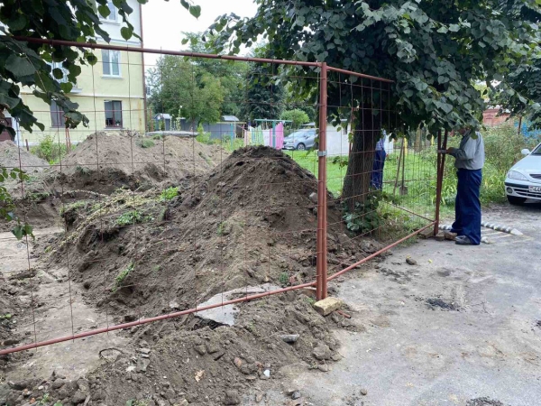 Производится замена участка теплотрассы между домами 15 и 17 по улице Мицкевича Производится замена участка теплотрассы между домами 15 и 17 по улице Мицкевича