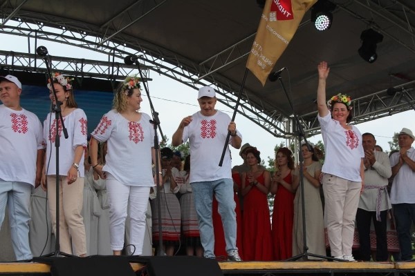 Дискотека, лазерное шоу, красочный фейерверк. Смотрите, как в Пинском районе прошел гастрономический и экологический фестиваль «Полесский вьюн»