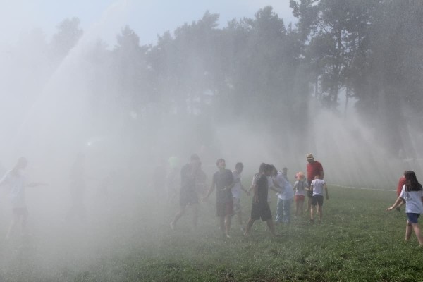 Дискотека, лазерное шоу, красочный фейерверк. Смотрите, как в Пинском районе прошел гастрономический и экологический фестиваль «Полесский вьюн»