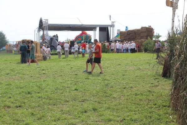 Дискотека, лазерное шоу, красочный фейерверк. Смотрите, как в Пинском районе прошел гастрономический и экологический фестиваль «Полесский вьюн»