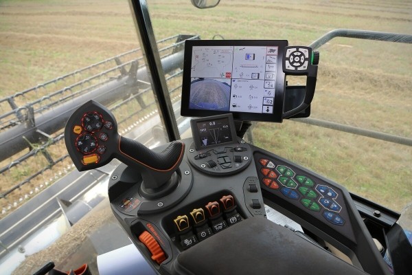 Водитель самого крутого комбайна в Беларуси: «За 1 000 рублей в поле точно бы не работал!»