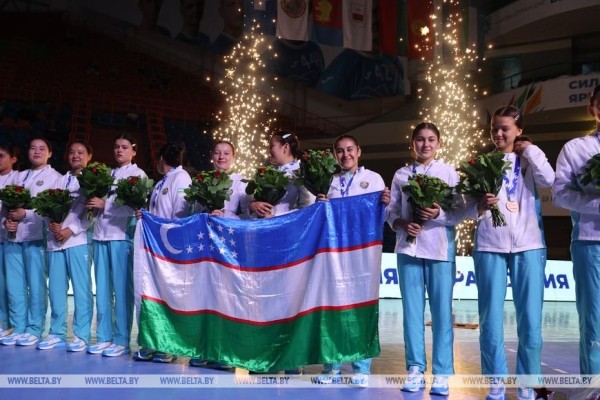 Горячая поддержка трибун, атмосфера дружбы и уважения на Играх. В Бресте наградили девушек-гандболисток