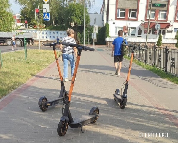 Электросамокаты все чаще попадают в ДТП, но запрещать их не планируют. Почему?