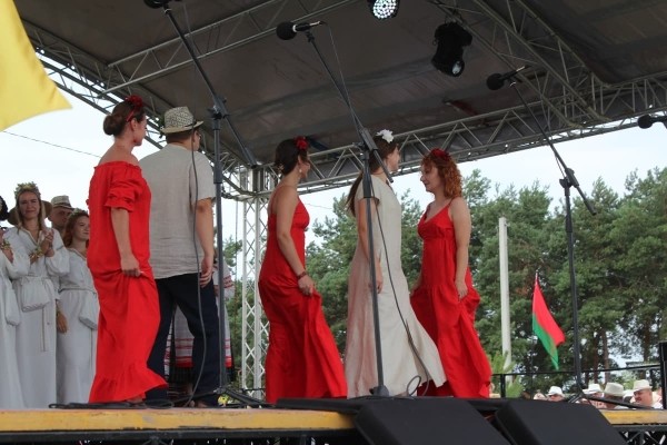 Дискотека, лазерное шоу, красочный фейерверк. Смотрите, как в Пинском районе прошел гастрономический и экологический фестиваль «Полесский вьюн»