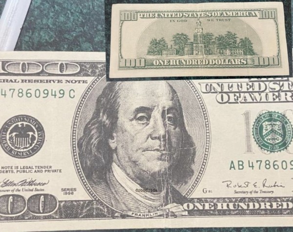 Белоруска нашла в домашней библиотеке 100 долларов: что стало дальше?