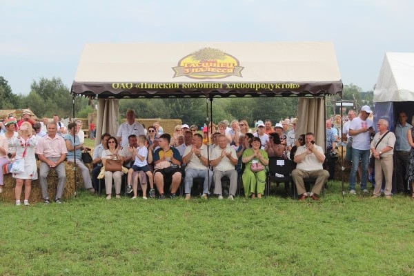 Дискотека, лазерное шоу, красочный фейерверк. Смотрите, как в Пинском районе прошел гастрономический и экологический фестиваль «Полесский вьюн»