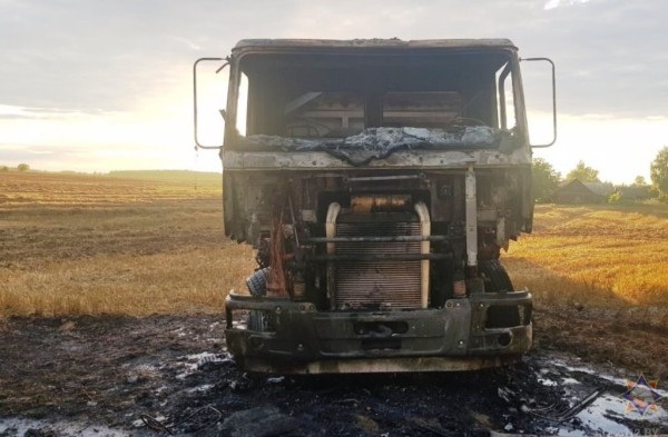 В Барановичском районе при перевозке зерна загорелся МАЗ