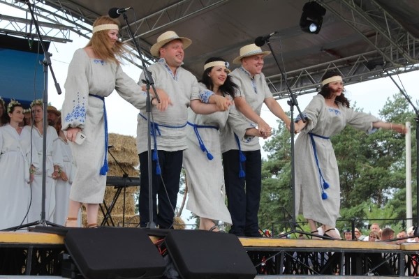 Дискотека, лазерное шоу, красочный фейерверк. Смотрите, как в Пинском районе прошел гастрономический и экологический фестиваль «Полесский вьюн»