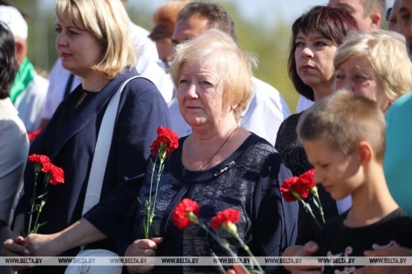 Жизнь достойна блокбастера. Под Пинском установили мемориальную доску борцу за воссоединение Беларуси