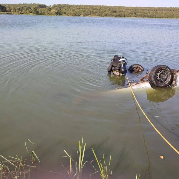 Забыл поставить на ручник. Автомобиль рыбака ушел под воду