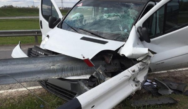 «Это не отбойник, это шампур»: что говорят белорусы о страшной аварии на трассе М6. Другие случаи и как решить проблему?