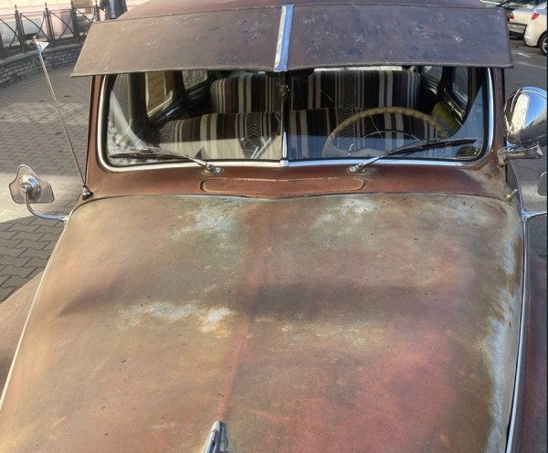 В Минске девушка ради фото посидела на капоте раритетного DeSoto 1948 года выпуска