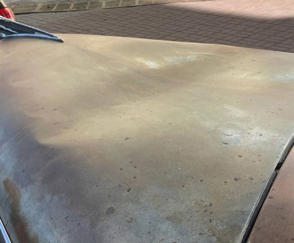 В Минске девушка ради фото посидела на капоте раритетного DeSoto 1948 года выпуска