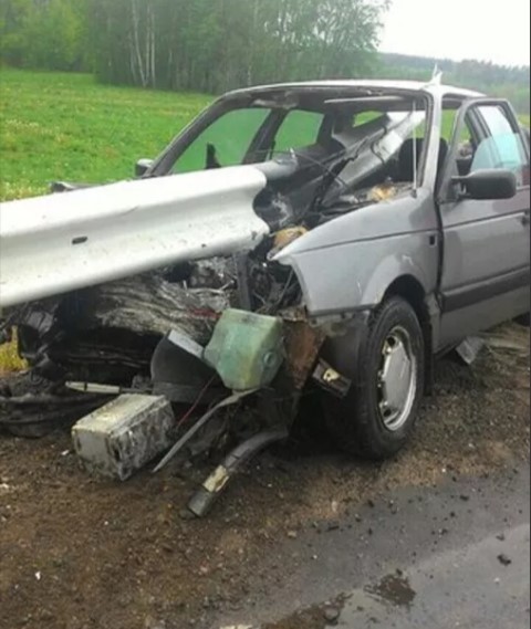 «Это не отбойник, это шампур»: что говорят белорусы о страшной аварии на трассе М6. Другие случаи и как решить проблему?