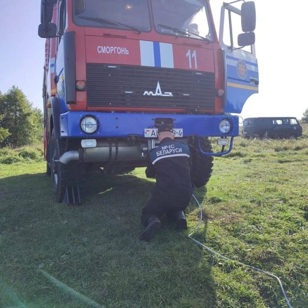 Забыл поставить на ручник. Автомобиль рыбака ушел под воду