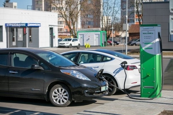 «Это машины не для обычных людей». Почему белорусы не доверяют электромобилям?