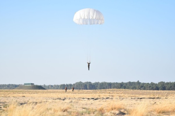 Под Брестом военнослужащие совершили прыжки с парашютом из самолета АН-2