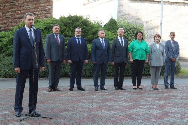 Торжественная линейка «Дорогами мира и созидания к вершинам знаний» состоялась в БрГУ имени А.С. Пушкина