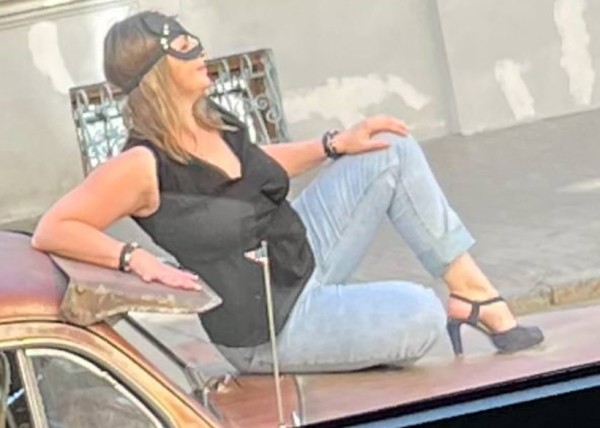 В Минске девушка ради фото посидела на капоте раритетного DeSoto 1948 года выпуска