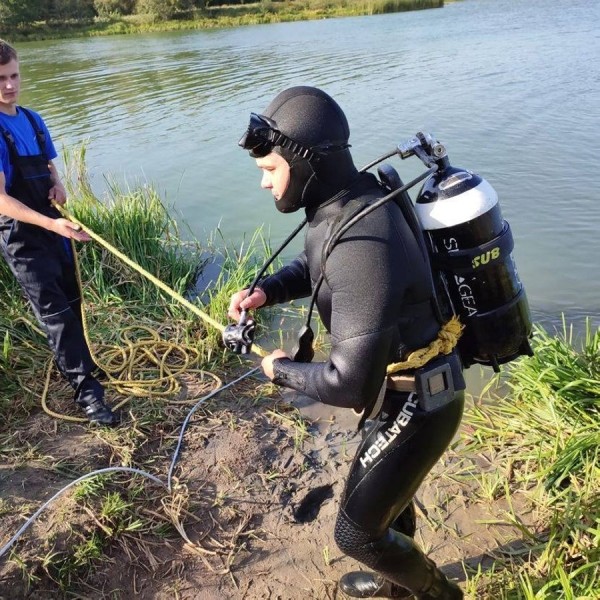 Забыл поставить на ручник. Автомобиль рыбака ушел под воду
