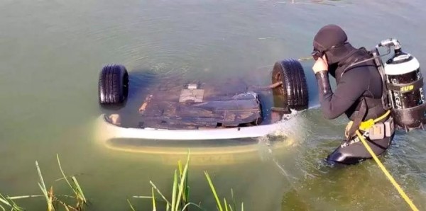 Забыл поставить на ручник. Автомобиль рыбака ушел под воду