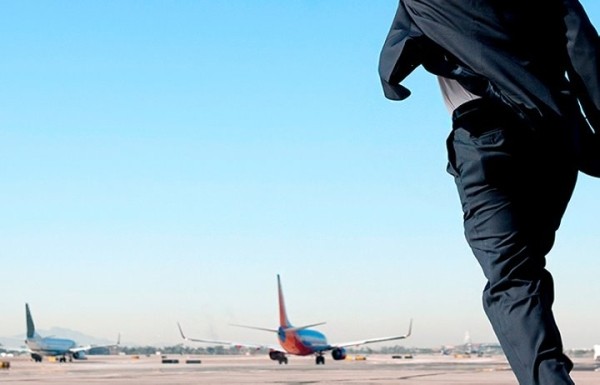 Чтобы успеть на авиарейс, белорус «заминировал» самолет. Шутка обернулась уголовным делом