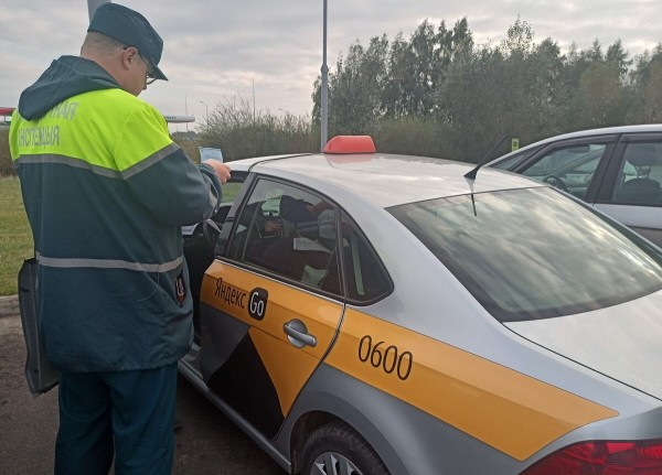 «Пробивал я, честное слово, пробивал!» Как Транспортная инспекция вычисляет таксистов-нелегалов в Бресте