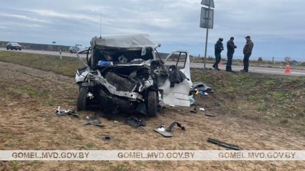 Водитель Renault серьезно пострадал в аварии с трактором