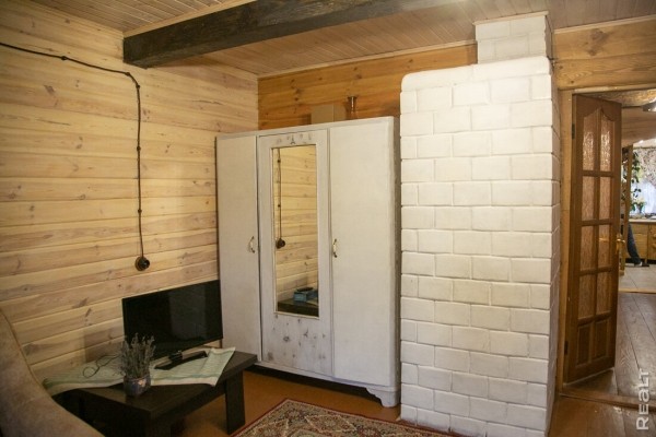 Девушка уехала из столицы в деревню в Березовском районе и нашла себе там дело — ремонтирует дом прадеда. И вот что у нее получилось