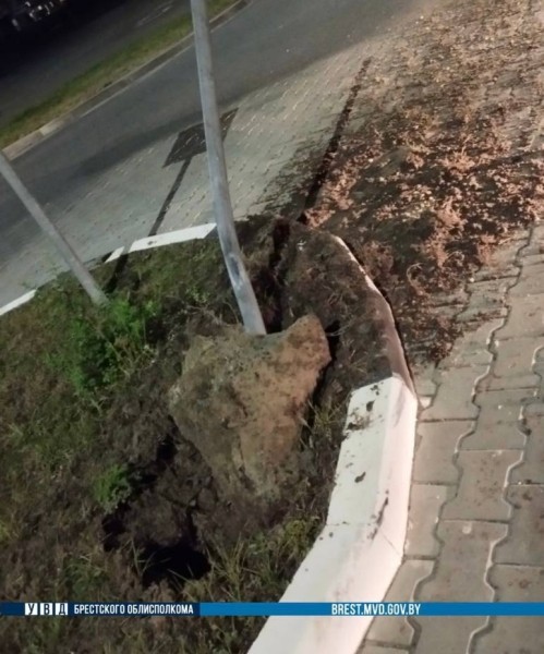 В Бресте пьяный водитель снес дорожный знак В Бресте пьяный водитель снес дорожный знак