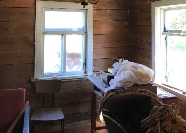 Девушка уехала из столицы в деревню в Березовском районе и нашла себе там дело — ремонтирует дом прадеда. И вот что у нее получилось