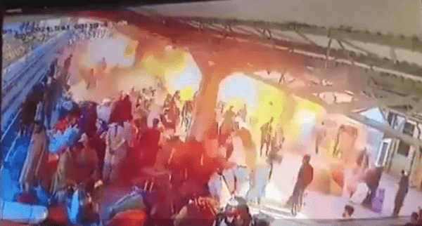 
												Смертник совершил теракт на вокзале в Пакистане — 24 человека погибли
											