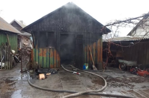 В Берёзовском районе из-за пожара в сарае чуть не загорелся дом
