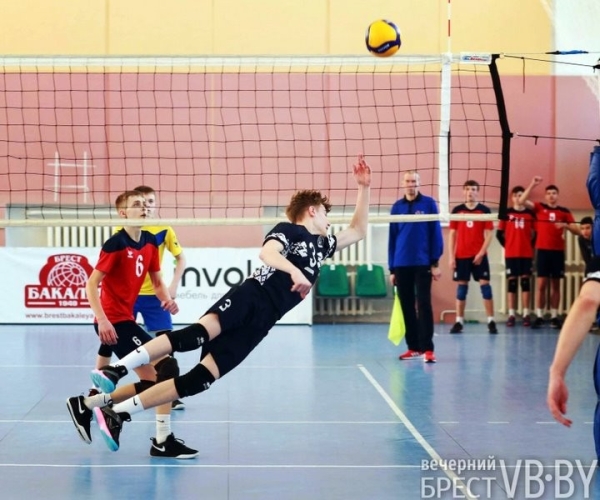 Брестские юноши выиграли серебро на домашнем турнире по волейболу