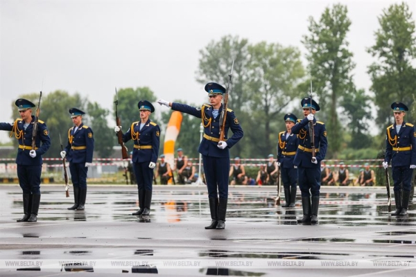В Бресте празднуют День ВДВ. Фото и видео из 38-й бригады