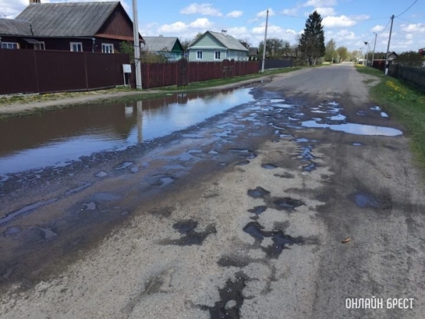 Лукашенко рассказал, как решить проблему с дорогами в Беларуси