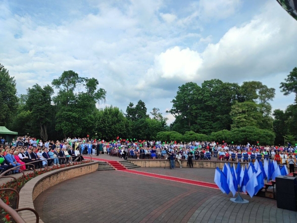 Праздник для выпускников «Алые паруса» прошел в Бресте