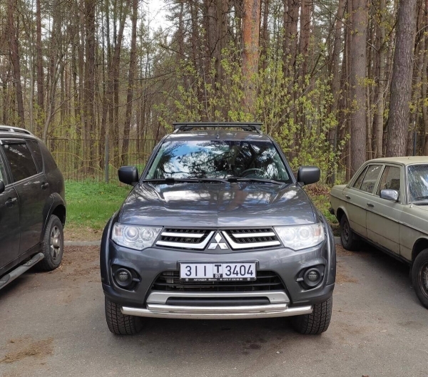 «Она стоила $16 900, но 300 долларов нам сбросили». Белорусы купили внедорожник в автохаусе — остались без денег и машины