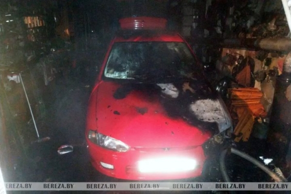 В Березе горел гараж, поврежден автомобиль