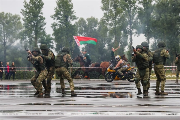 В Бресте празднуют День ВДВ. Фото и видео из 38-й бригады