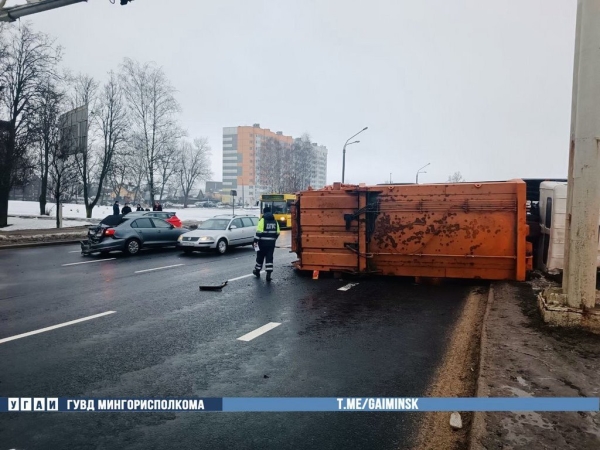 Мусоровоз протаранил «легковушку» и опрокинулся на бок в Минске. Есть видео, как это произошло Мусоровоз протаранил «легковушку» и опрокинулся на бок в Минске. Есть видео, как это произошло