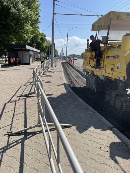 Фотофакт. Начался ремонт дорожного покрытия на остановке общественного транспорта «Технический университет»