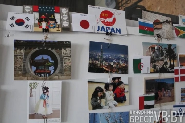 Открываем мир через почтовые карточки. В Бресте работает уникальная выставка «Счастливый посткроссинг»
