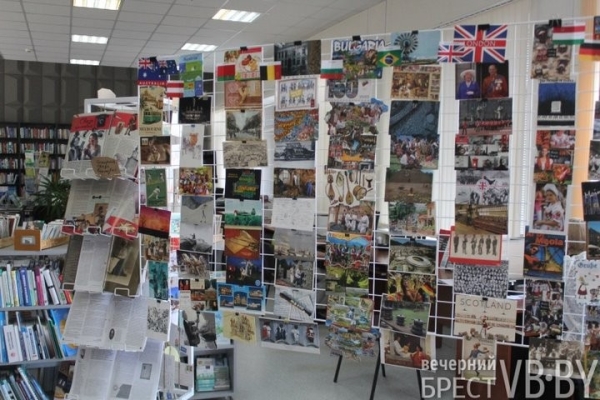 Открываем мир через почтовые карточки. В Бресте работает уникальная выставка «Счастливый посткроссинг»