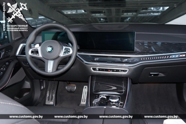 Через границу пытались провезти BMW примерно за 240 000 рублей. Стоимость оказалась занижена